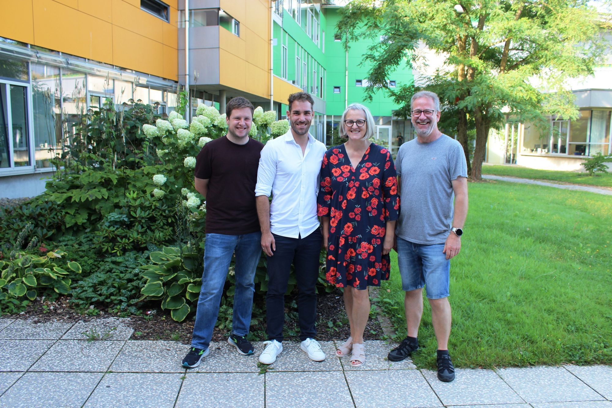 Auf dem Foto sind zwei männliche Vertreter der Firma Schoenergie sowie Euro-BBW-Leiterin Anita Sonndag und Haustechnik-Leiter Erich Sonnen abgebildet 