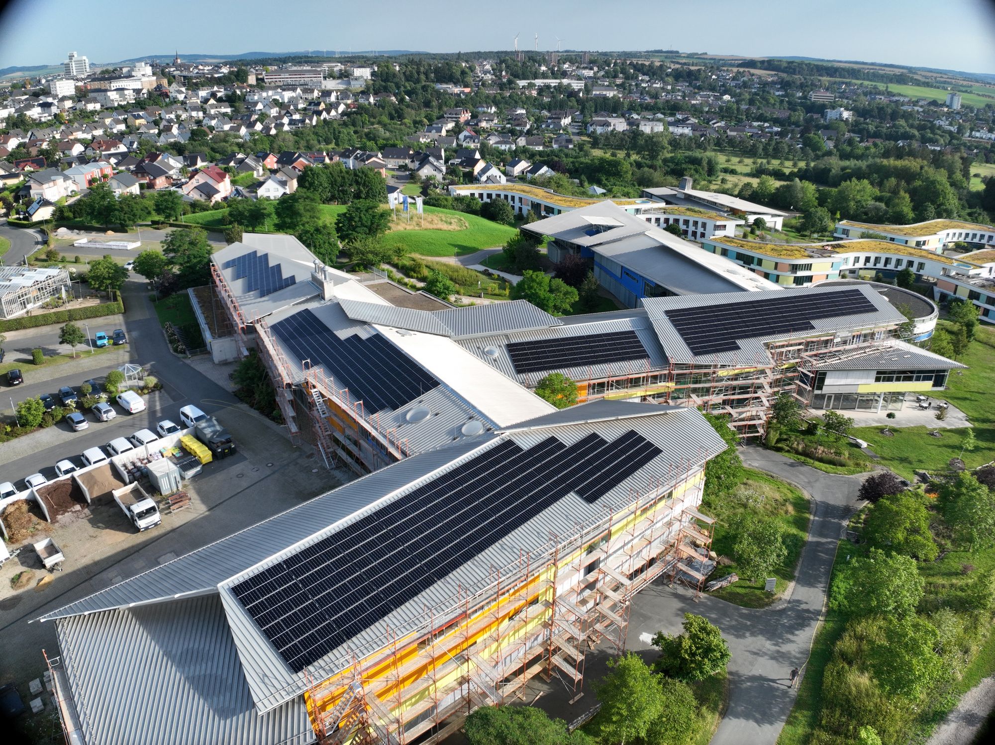 ein Luftbild, auf dem die Gebäude des Euro-BBW mit der neuen PV-Anlage zu sehen sind