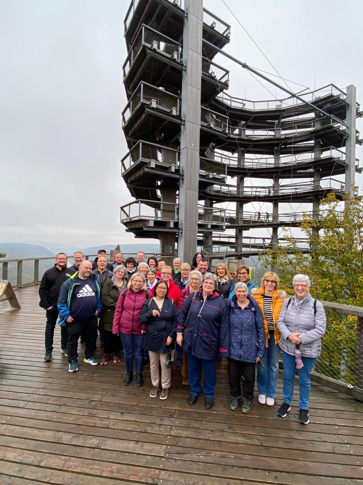 Gruppenfoto vor dem Aussichtsturm am Baumwipfelpfad