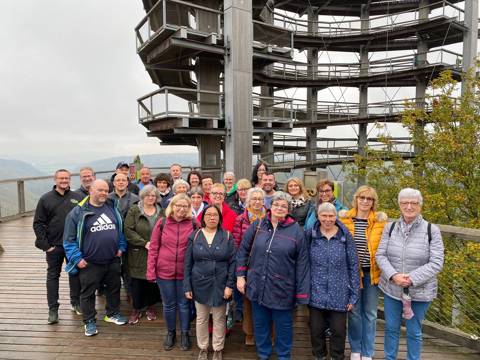 Gruppenfoto vor dem Aussichtsturm am Baumwipfelpfad