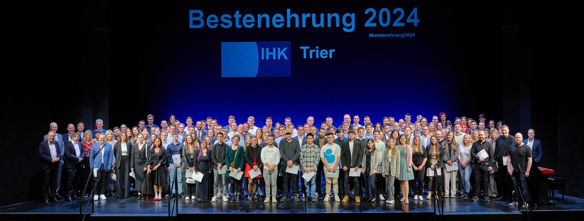 Gruppenfoto aller Prüfungsbesten