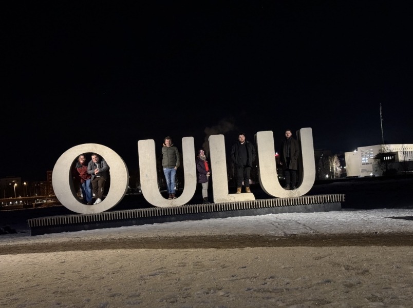 Unsere Reisegruppe zwischen dem großen Schriftzug "Oulu"