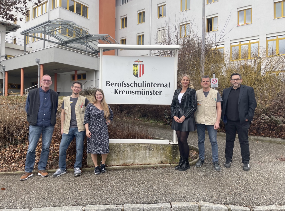 Das Foto zeigt sechs Personen vor dem Schild "Berufsschulinternat Kremsmünster"