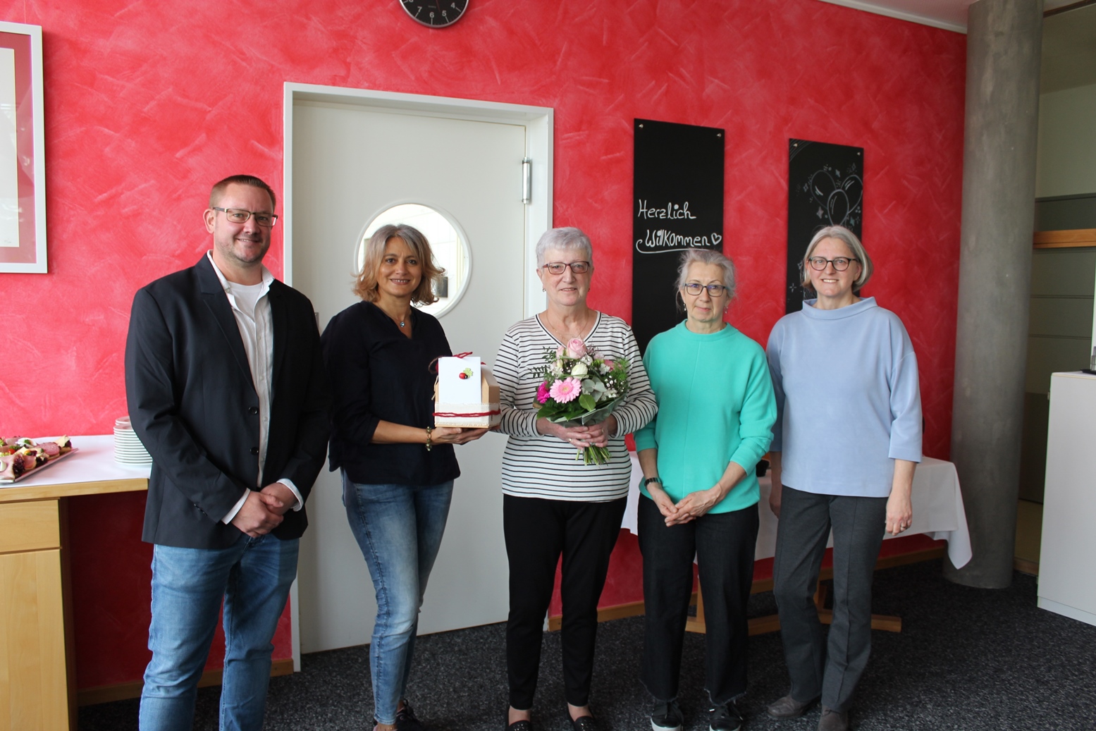 v.l.: Christian Kaspari (Personalleiter), Sandra Becker (Koordinatorin zentr. Wirtschaftsbedarf, Monika Simon, Gabriela Backes (Fachbereichsleiterin) und Anita Sonndag (Einrichtungsleiterin)